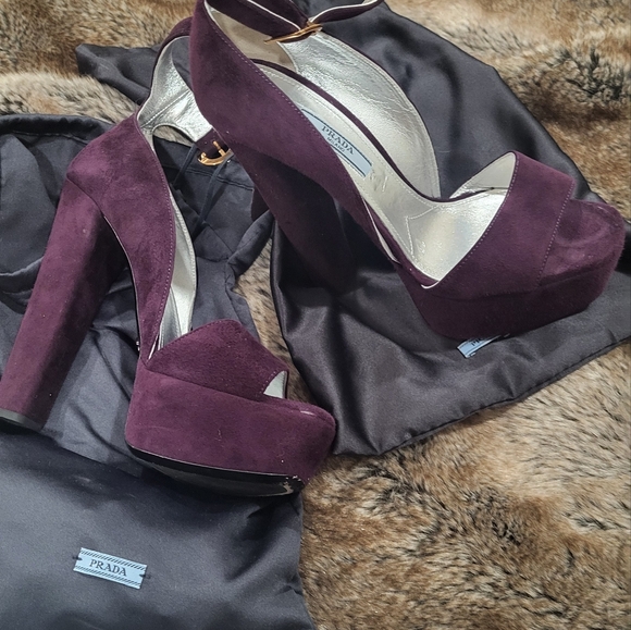 Plum-colored Prada sandals - Picture 3 of 5